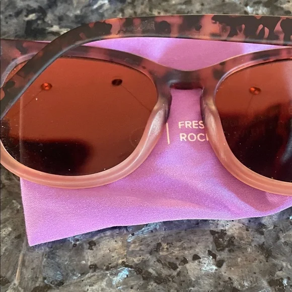 Blenders Heart Rush Eyewear Polarized Sun Glasses - Picture 2 of 11